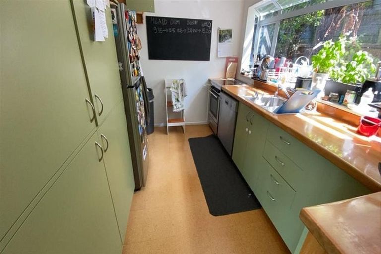 Photo of property in 15a Fortification Road, Karaka Bays, Wellington, 6022