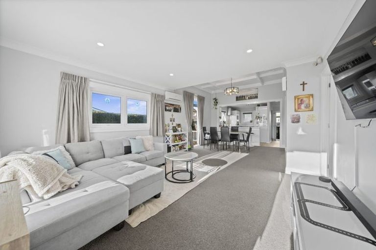 Photo of property in 18 Graham Road, Conifer Grove, Takanini, 2112
