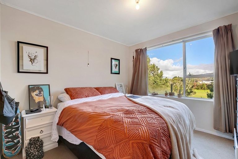Photo of property in 15a Colchester Crescent, Newlands, Wellington, 6037