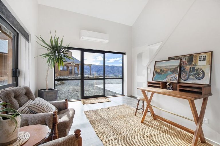 Photo of property in 12 Miharo Lane, Queensberry, Cromwell, 9383