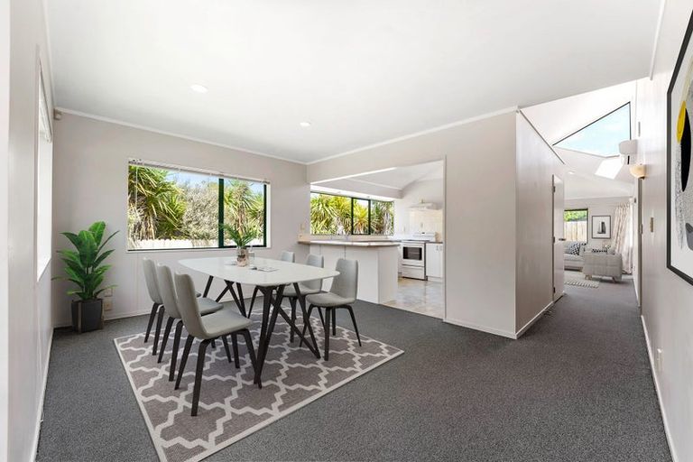 Photo of property in 2/52 Donald Street, Stanmore Bay, Whangaparaoa, 0932