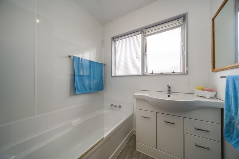 Photo of property in 66 Ruamahanga Crescent, Terrace End, Palmerston North, 4410