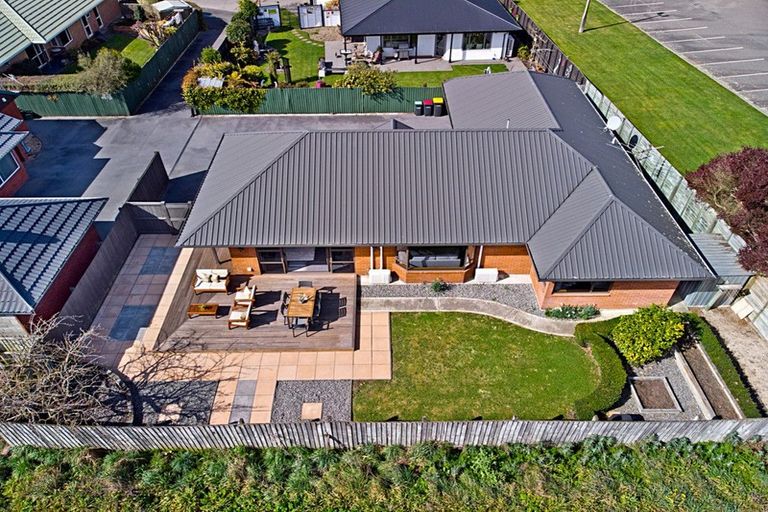 Photo of property in 7 Thicket Close, Redwood, Christchurch, 8051