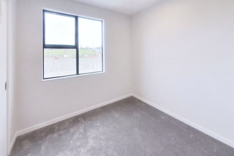 Photo of property in 10 Heketara Way, Massey, Auckland, 0614