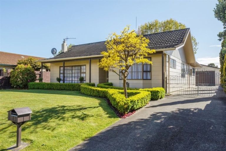 Photo of property in 12 Grange Place, Milson, Palmerston North, 4414