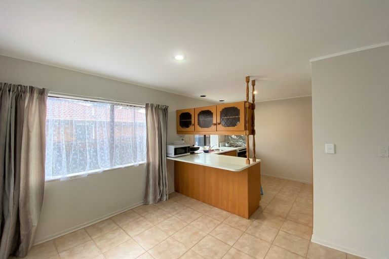 Photo of property in 18 Bosnyak Drive, Te Atatu South, Auckland, 0610