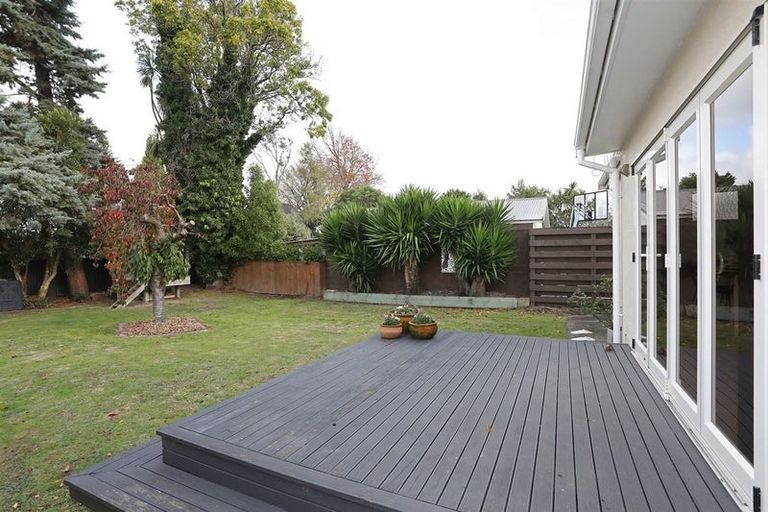 Photo of property in 12 Winston Avenue, Hokowhitu, Palmerston North, 4410