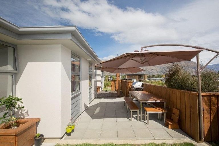 Photo of property in 10 Makomako Road, Wanaka, 9305