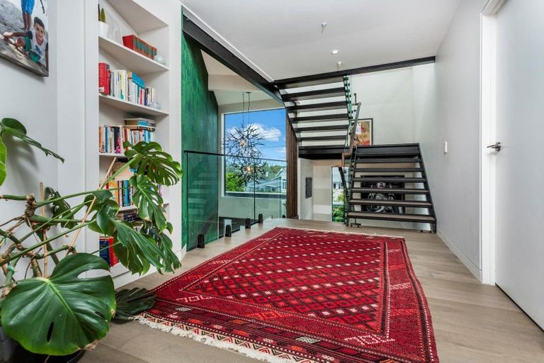 Photo of property in 2 Old Lake Road, Narrow Neck, Auckland, 0624