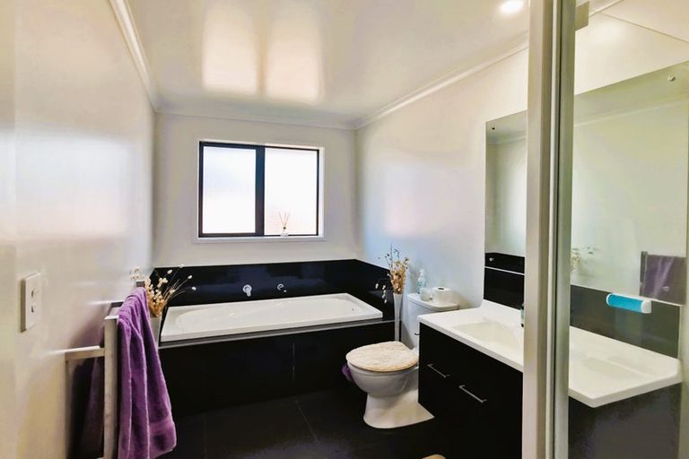 Photo of property in 12 Te Taniwha Road, One Tree Point, 0118