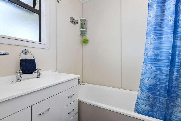 Photo of property in 24 School Road, Te Atatu South, Auckland, 0610