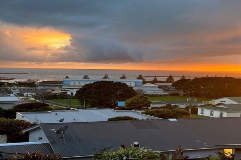 Photo of property in 58 Pioneer Road, Moturoa, New Plymouth, 4310