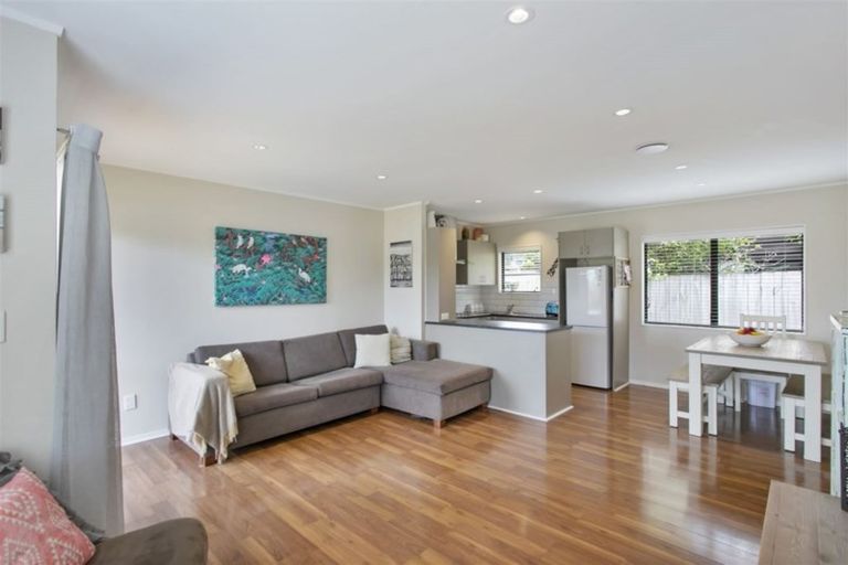 Photo of property in 10 Oreil Avenue, West Harbour, Auckland, 0618