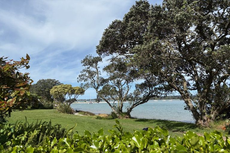 Photo of property in 43a Pohutukawa Avenue, Red Beach, 0932