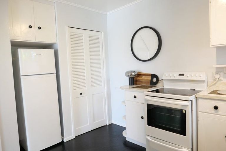 Photo of property in 28 Rewarewa Crescent, Waikanae, 5036