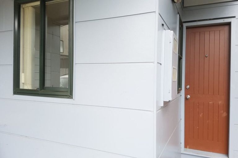 Photo of property in 10/10-26 John Jennings Drive, Oteha, Auckland, 0632
