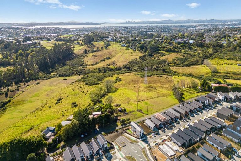 Photo of property in 23 Red Hills Road, Massey, Auckland, 0614