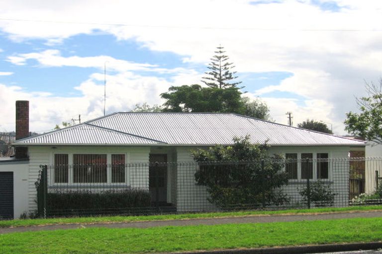 Photo of property in 1 Newington Road, Henderson, Auckland, 0612