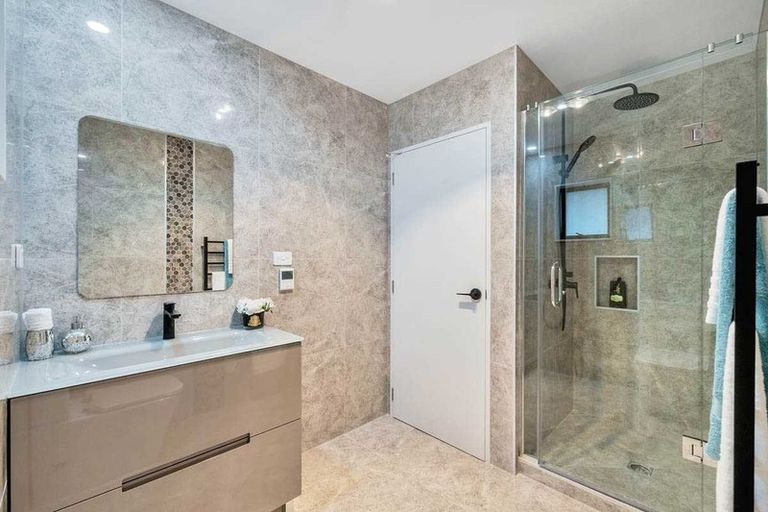 Photo of property in 4 Springbank Lane, Te Atatu Peninsula, Auckland, 0610