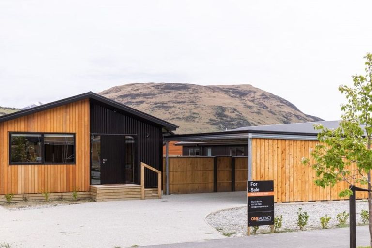 Photo of property in 19 Maize Street, Jacks Point, Queenstown, 9371