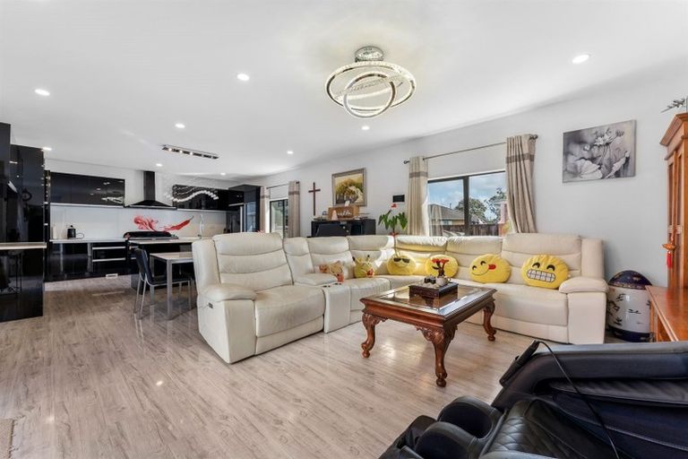 Photo of property in 9 Gwendoline Avenue, Te Atatu Peninsula, Auckland, 0610