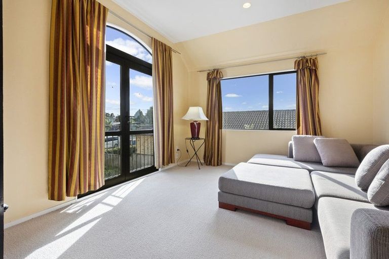 Photo of property in 24 Beach Road, Te Atatu Peninsula, Auckland, 0610