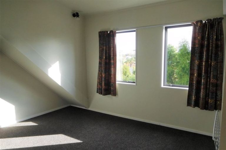 Photo of property in 28 Sunset Road, Unsworth Heights, Auckland, 0632