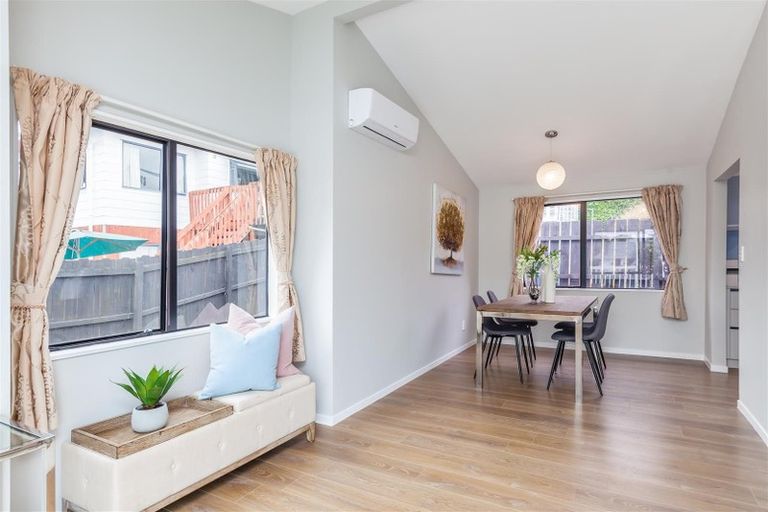 Photo of property in 2/11 Brookfield Road, Te Atatu Peninsula, Auckland, 0610