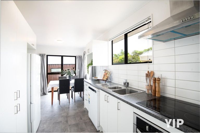 Photo of property in 27 Evesham Place, Newlands, Wellington, 6037