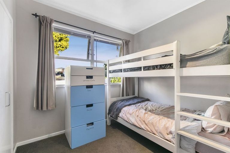 Photo of property in 17 Coburg Street, Henderson, Auckland, 0612