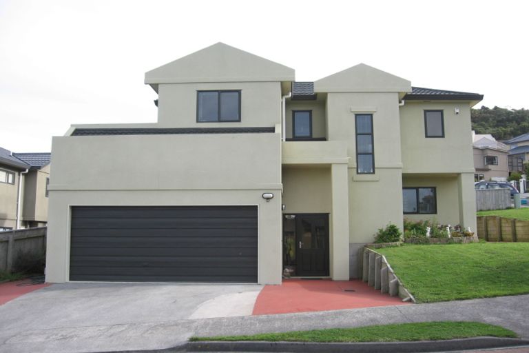 Photo of property in 2 Forbes Lane, Newlands, Wellington, 6037