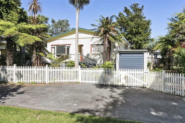 Photo of property in 18 Gill Avenue, Te Atatu Peninsula, Auckland, 0610