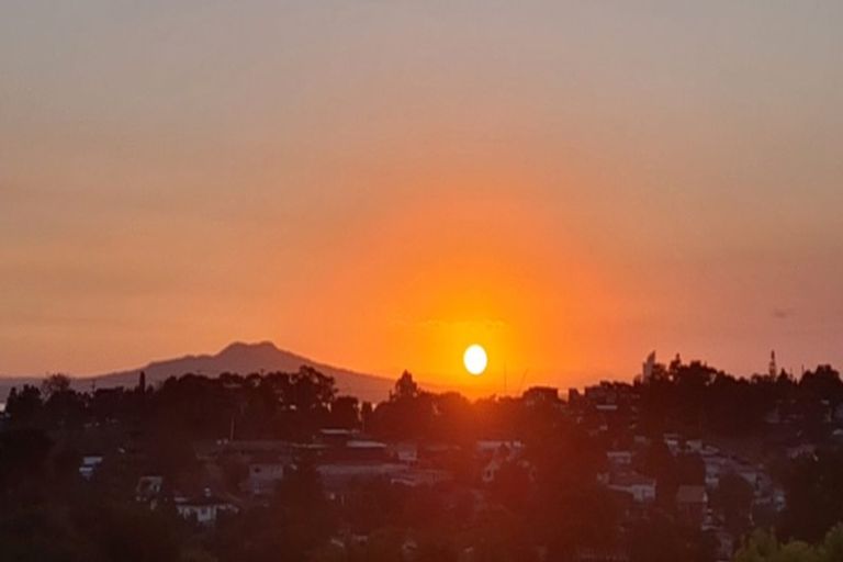 Photo of property in 2/50 Manuka Road, Glenfield, Auckland, 0629