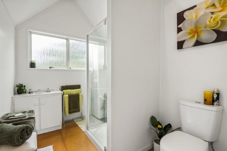 Photo of property in 25 Kitewao Street, Northcote, Auckland, 0627