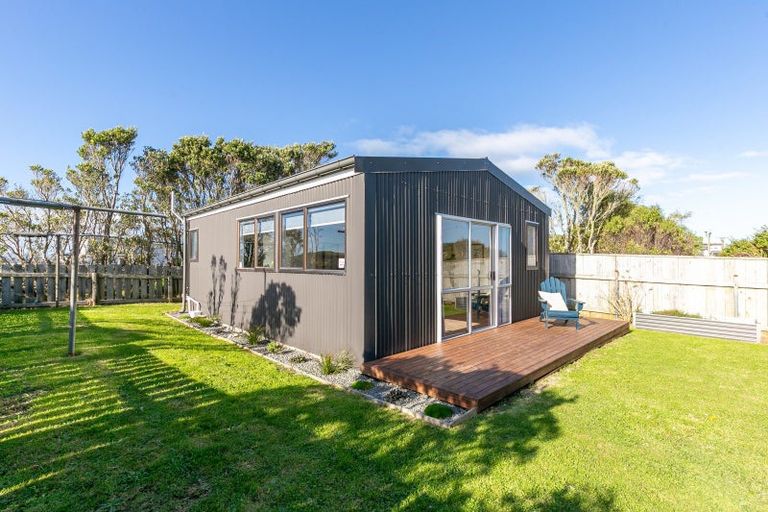 Photo of property in 9 Balmain Street, Newlands, Wellington, 6037