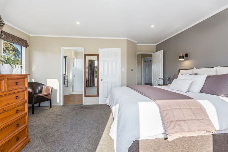 Photo of property in 2 Saunders Close, Whitby, Porirua, 5024