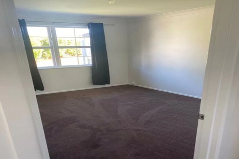 Photo of property in 27 Clinton Avenue, Te Atatu Peninsula, Auckland, 0610