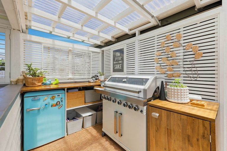 Photo of property in 6 Vela Place, Clarks Beach, 2122