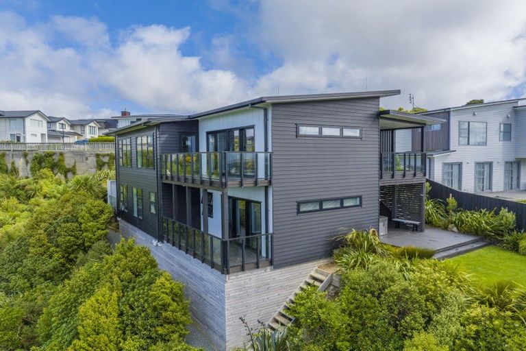 Photo of property in 7 Promontory Crescent, Newlands, Wellington, 6037