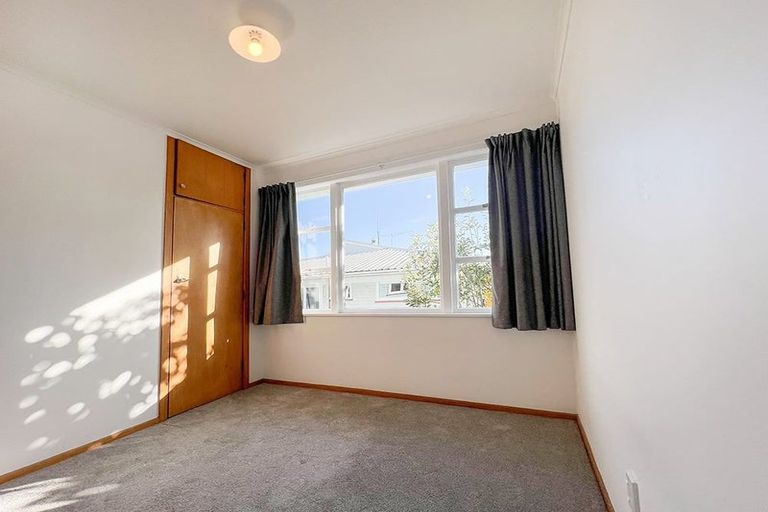 Photo of property in 8 Sherwood Avenue, Te Atatu South, Auckland, 0610