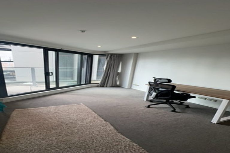 Photo of property in 60 Rauemi Way, Te Atatu South, Auckland, 0610
