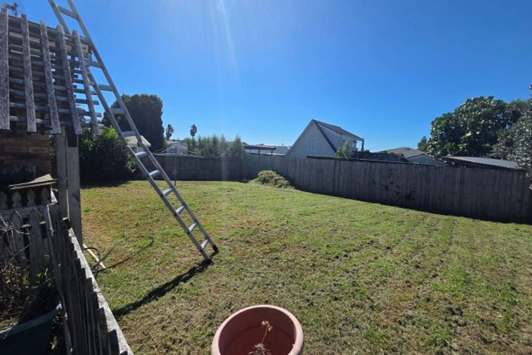 Photo of property in 2/7 Sylvan Crescent, Te Atatu South, Auckland, 0610