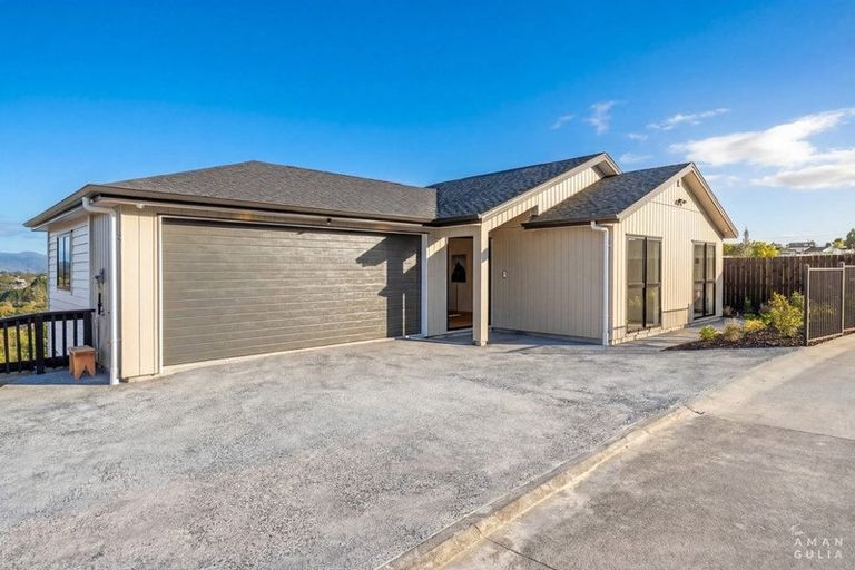 Photo of property in 15 Mara Way, Sunnyvale, Auckland, 0612