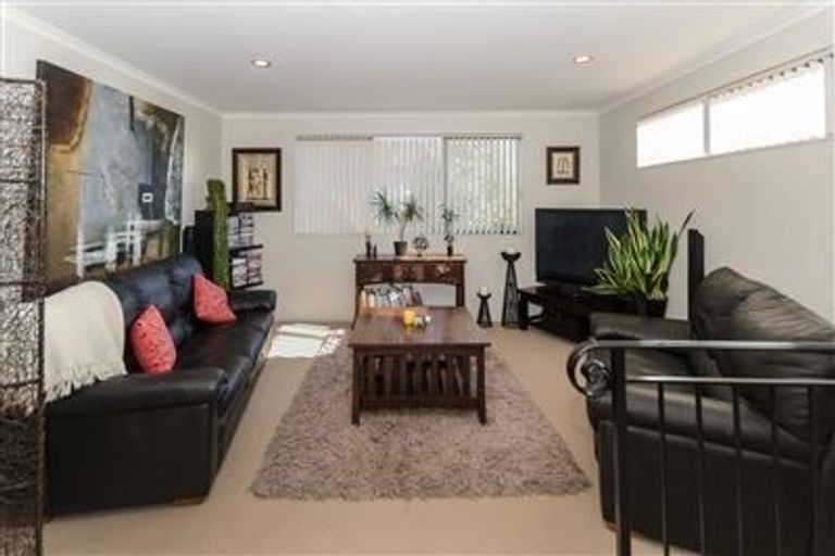 Photo of property in 24 Corsica Way, Karaka, Papakura, 2113