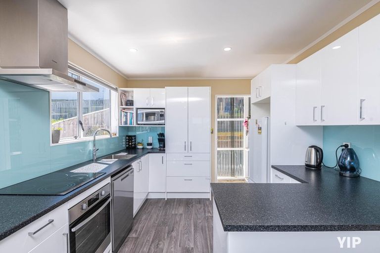 Photo of property in 9a Pimlico Place, Newlands, Wellington, 6037