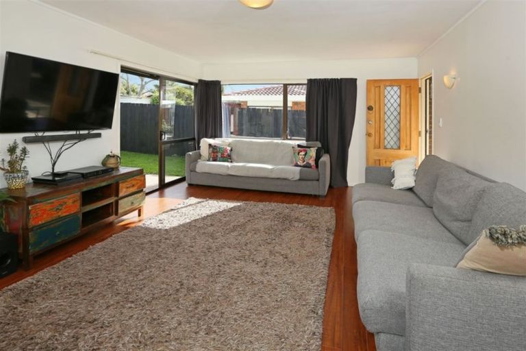 Photo of property in 3/98 Roberts Road, Te Atatu South, Auckland, 0610