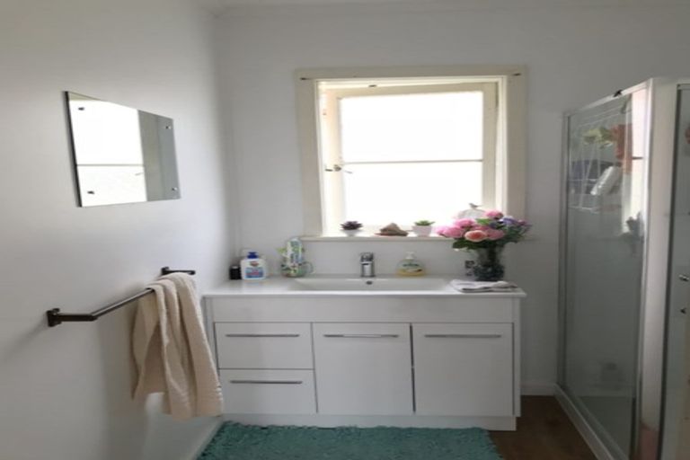 Photo of property in 484 Te Atatu Road, Te Atatu Peninsula, Auckland, 0610