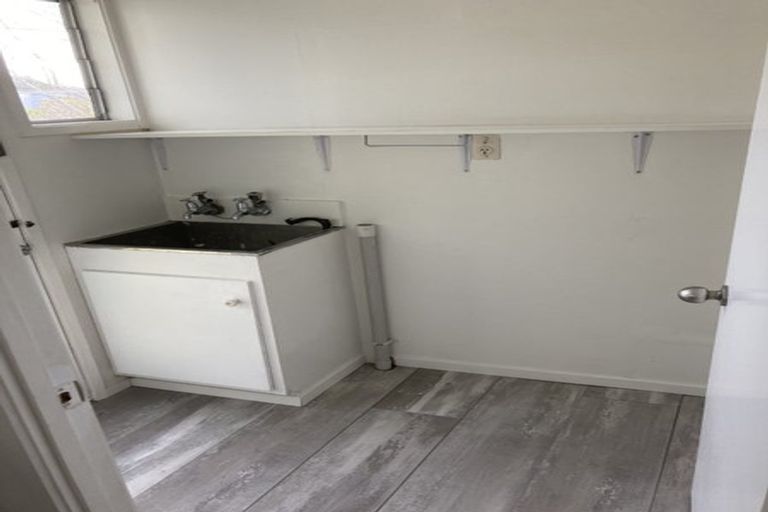 Photo of property in 1/247 Wairau Road, Totara Vale, Auckland, 0627