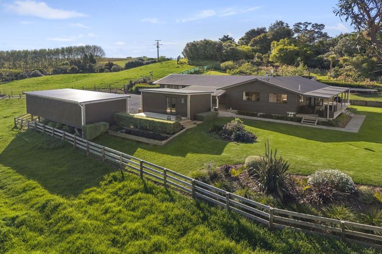 Photo of property in 44b Crosland Road, South Head, 0874