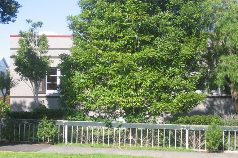 Photo of property in 8 Reid Road, New Lynn, Auckland, 0600